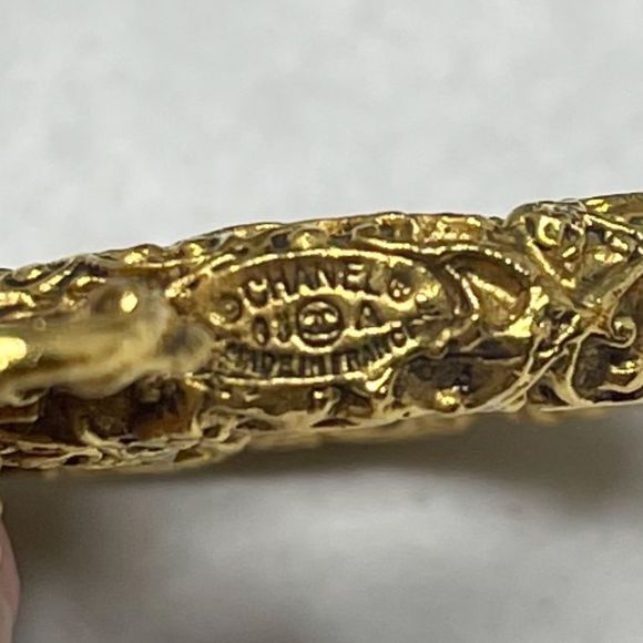 Chanel Florentine lava textured CC logo keychain - Picture 13 of 13